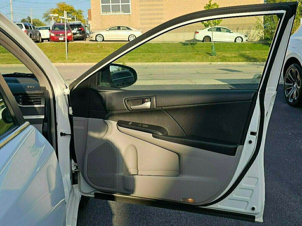 2012 Toyota Camry LE photo 13