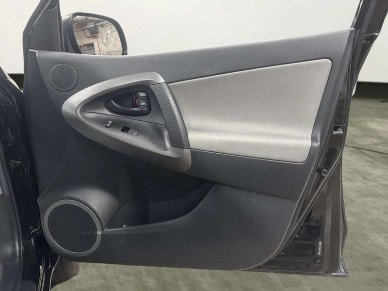 2012 Toyota RAV4 4WD 4dr I4 - 22985765 - 17