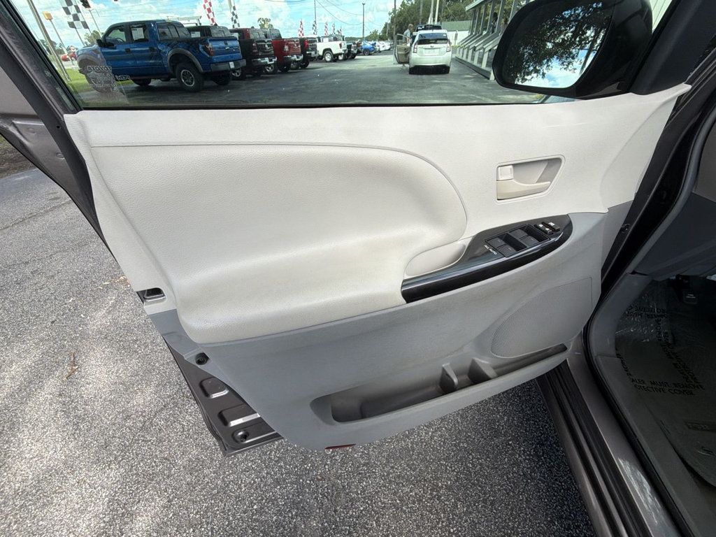 Toyota Sienna 5dr 7-Passenger Van V6 FWD photo 12