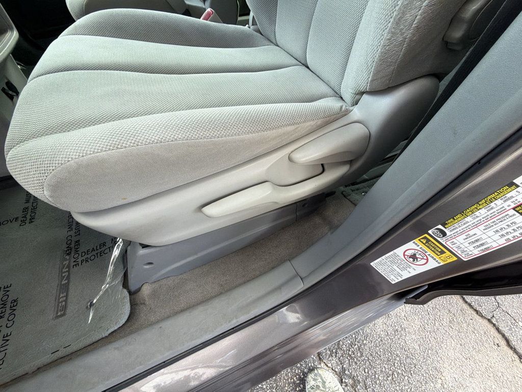 Toyota Sienna 5dr 7-Passenger Van V6 FWD photo 13