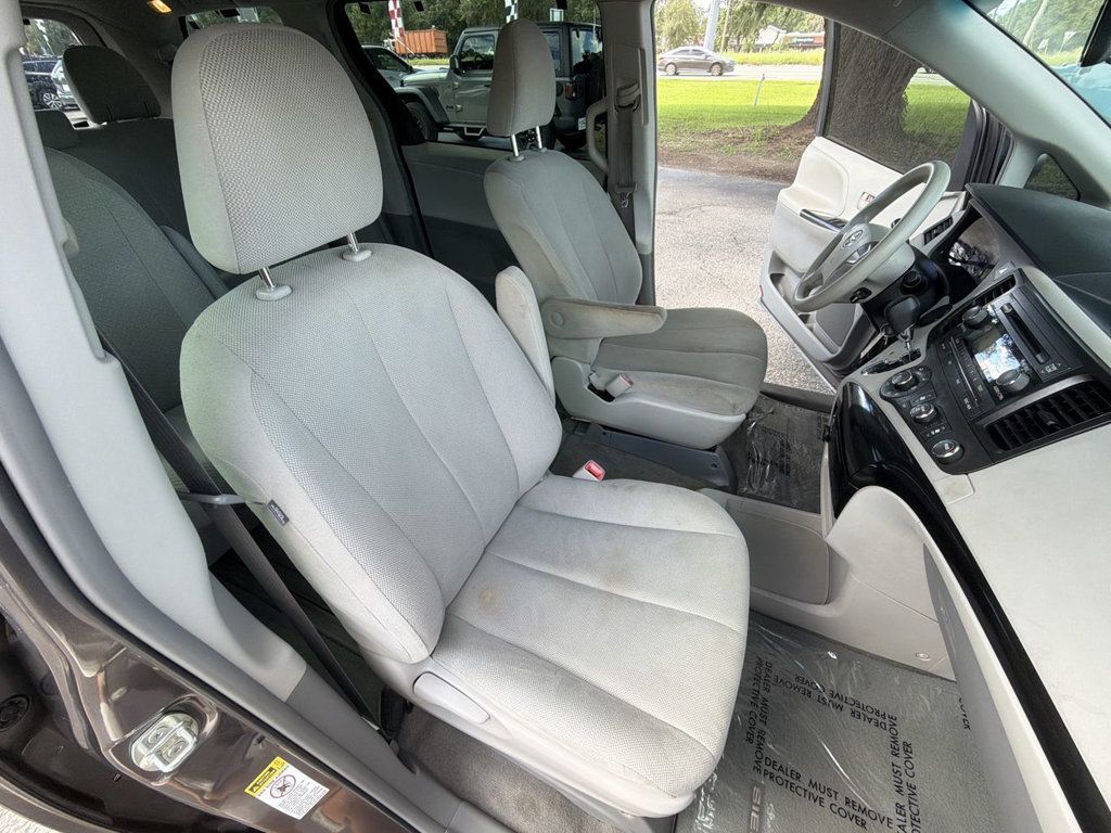 Toyota Sienna 5dr 7-Passenger Van V6 FWD photo 19