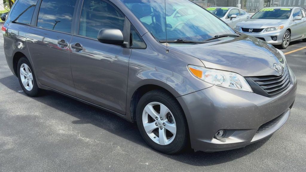 Toyota Sienna 5dr 7-Passenger Van V6 FWD photo 2