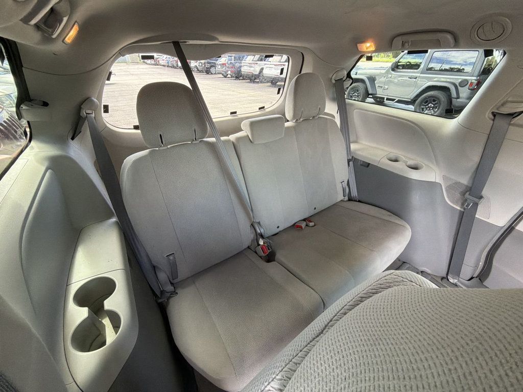 Toyota Sienna 5dr 7-Passenger Van V6 FWD photo 21