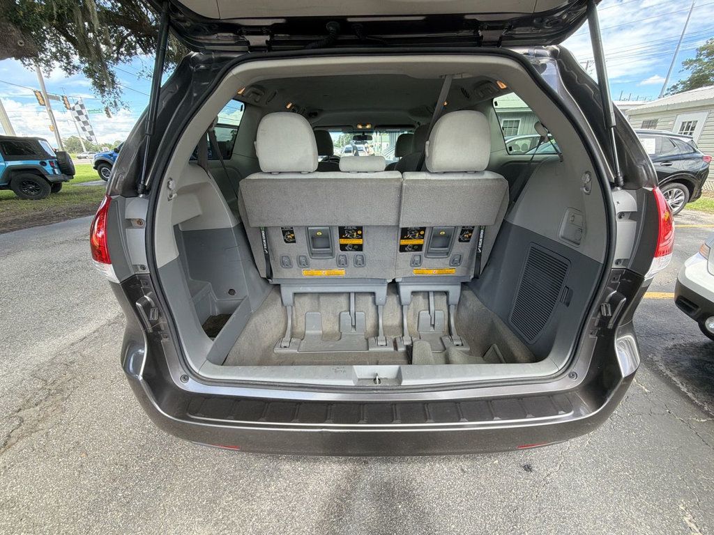 Toyota Sienna 5dr 7-Passenger Van V6 FWD photo 22
