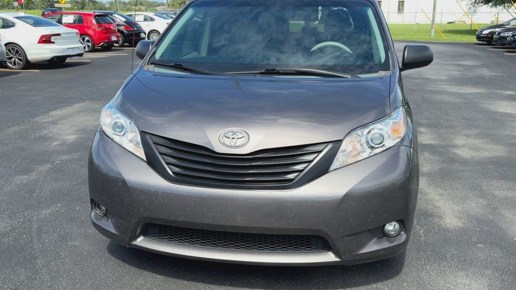 Toyota Sienna 5dr 7-Passenger Van V6 FWD photo 3