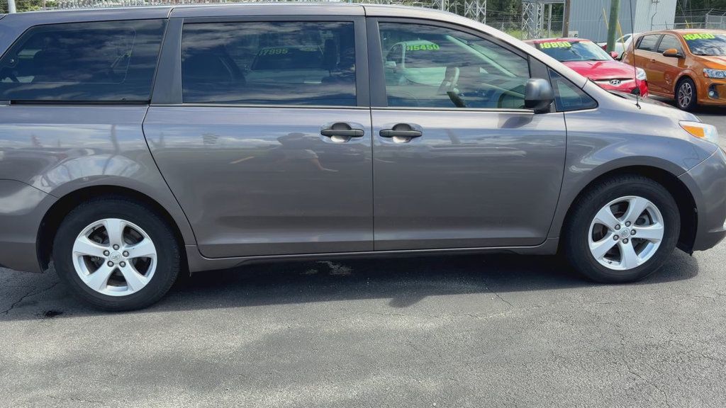 Toyota Sienna 5dr 7-Passenger Van V6 FWD photo 9