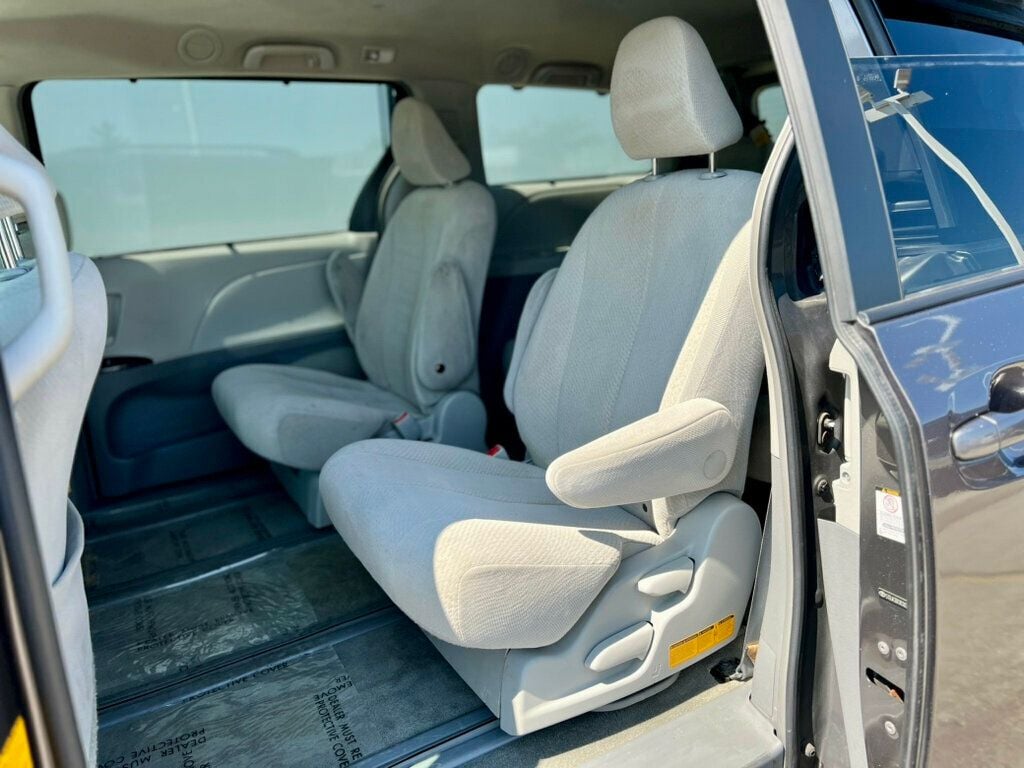 2012 Toyota Sienna 5dr 7-Passenger Van V6 LE AWD - 22880501 - 14