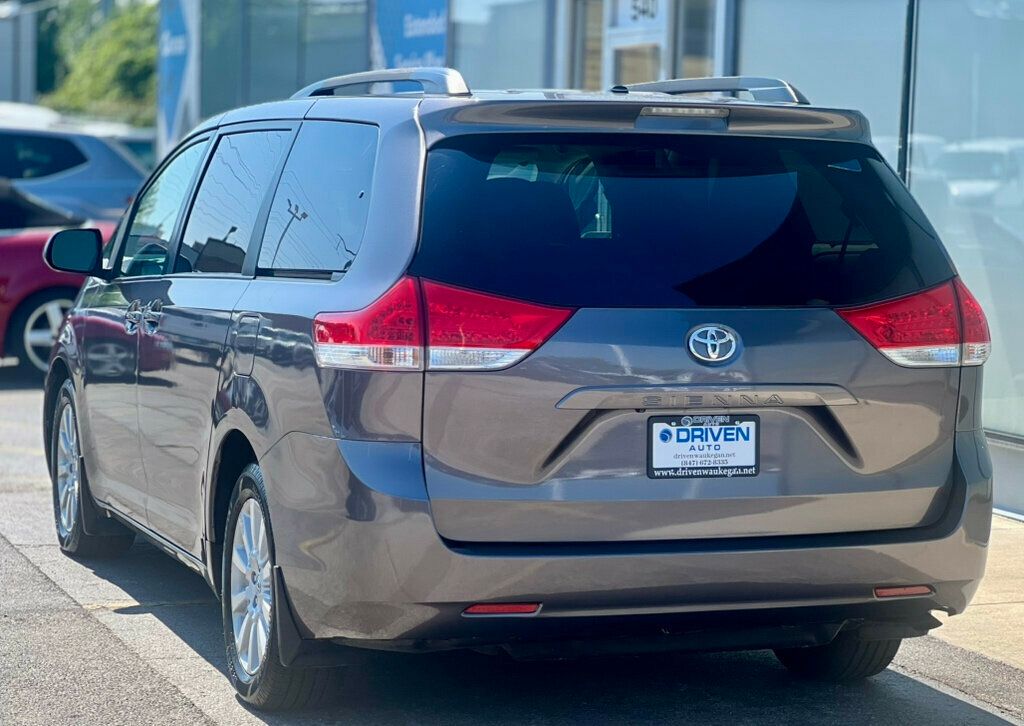 2012 Toyota Sienna LE photo 3