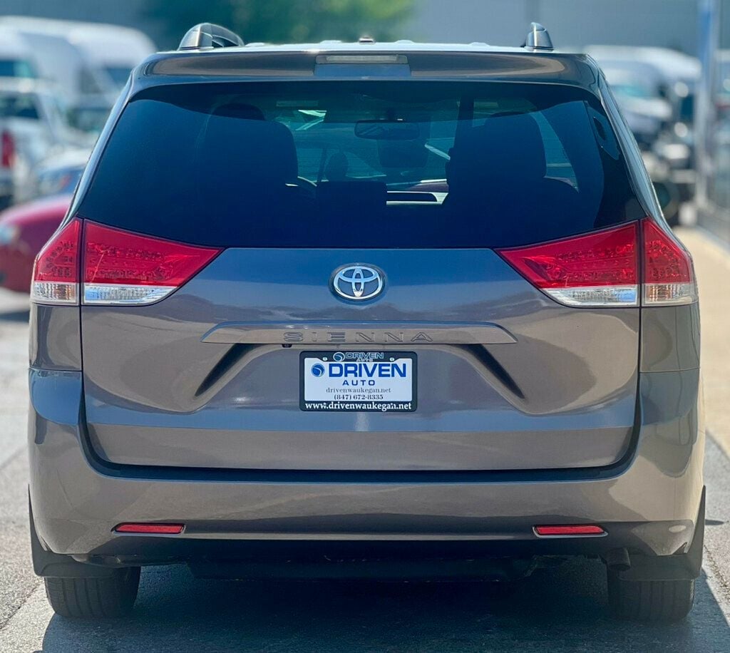 2012 Toyota Sienna LE photo 4