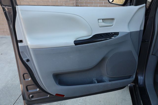 2012 Toyota Sienna 5dr 7-Passenger Van V6 LE AWD - 22971182 - 11