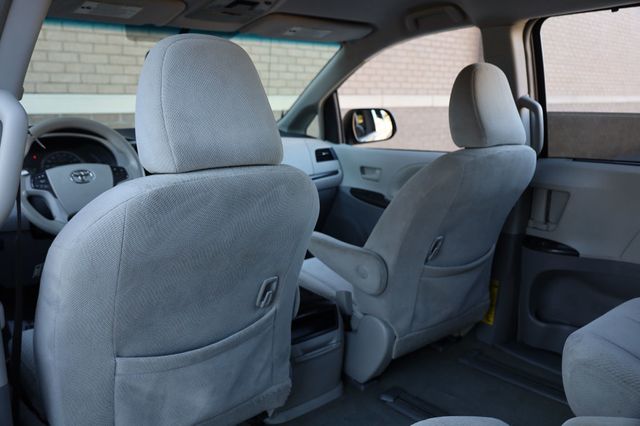 2012 Toyota Sienna 5dr 7-Passenger Van V6 LE AWD - 22971182 - 14