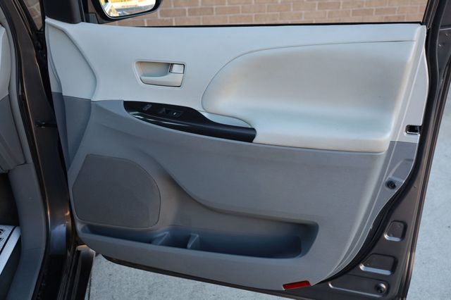 2012 Toyota Sienna 5dr 7-Passenger Van V6 LE AWD - 22971182 - 17