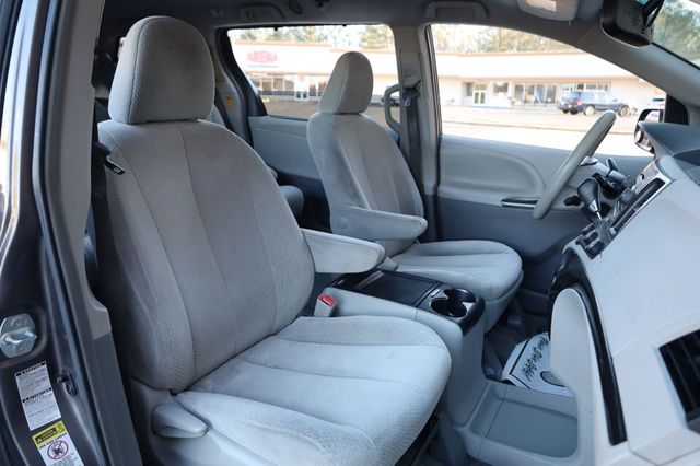 2012 Toyota Sienna 5dr 7-Passenger Van V6 LE AWD - 22971182 - 18
