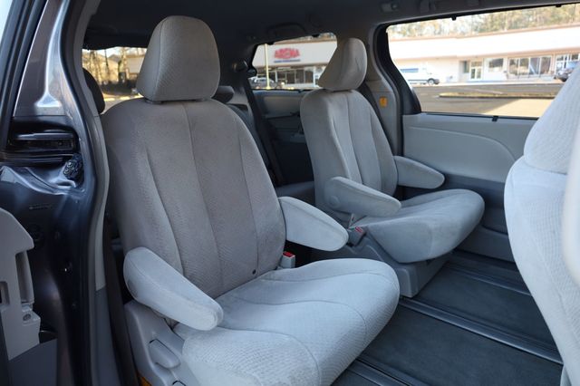 2012 Toyota Sienna 5dr 7-Passenger Van V6 LE AWD - 22971182 - 19
