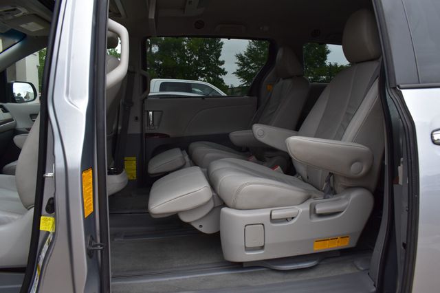 2012 Toyota Sienna 5dr 7-Passenger Van V6 XLE AWD - 23085660 - 19