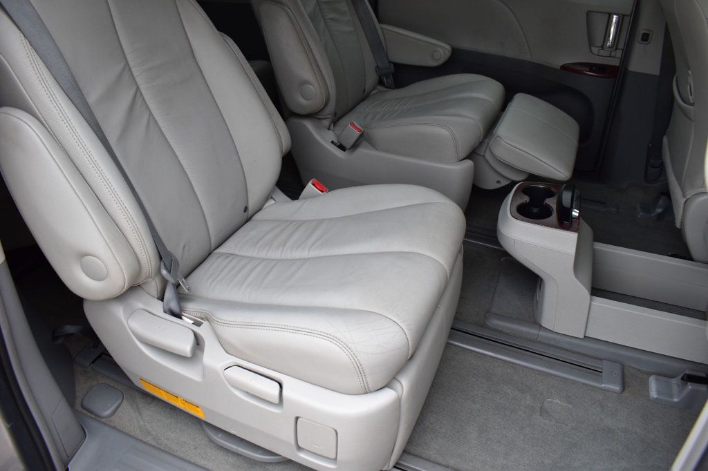 2012 Toyota Sienna 5dr 7-Passenger Van V6 XLE AWD - 23085660 - 28