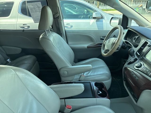 2012 Toyota Sienna 5dr 7-Passenger Van V6 XLE AWD - 23015844 - 6