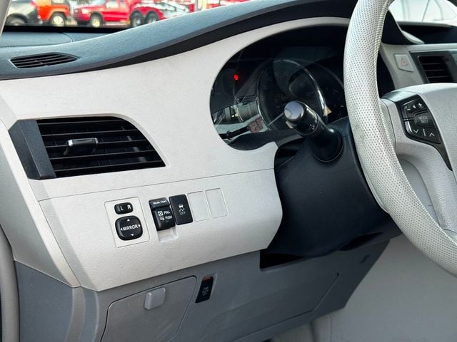 2012 Toyota Sienna 5dr 7-Passenger Van V6 XLE AWD - 22977602 - 11