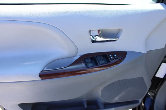 2012 Toyota Sienna 5dr 8-Passenger Van V6 XLE FWD - 22997958 - 30