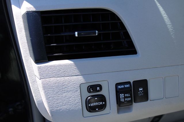 2012 Toyota Sienna 5dr 8-Passenger Van V6 XLE FWD - 22997958 - 31