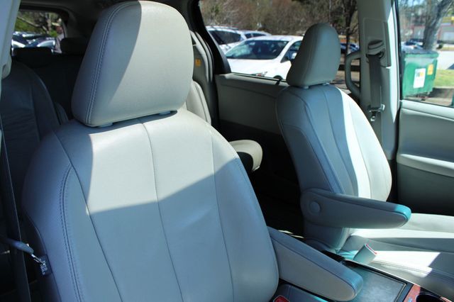 2012 Toyota Sienna 5dr 8-Passenger Van V6 XLE FWD - 22997958 - 32