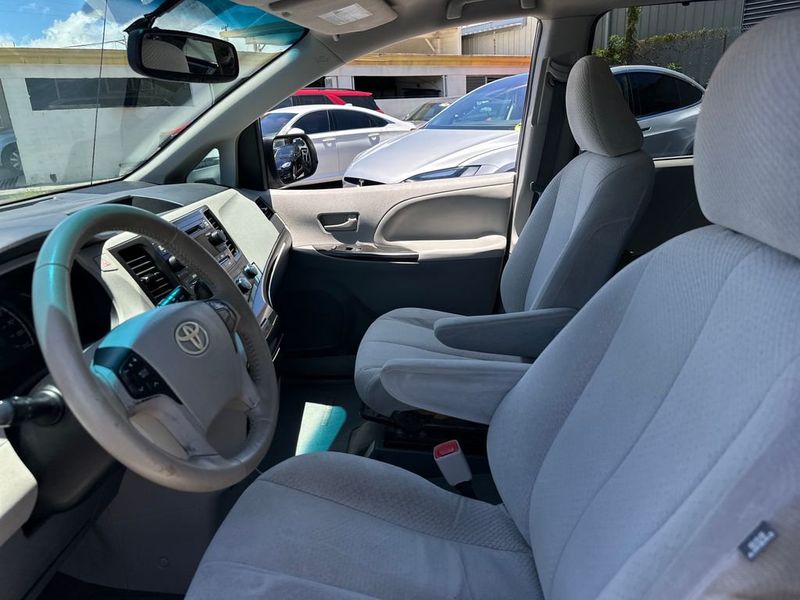 2012 Toyota Sienna Base - 23042291 - 11