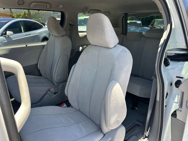 2012 Toyota Sienna Base - 23042291 - 13