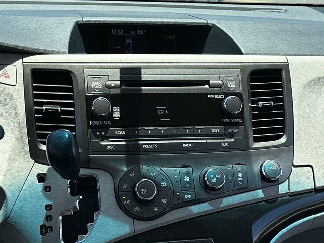 2012 Toyota Sienna Base - 23042291 - 14