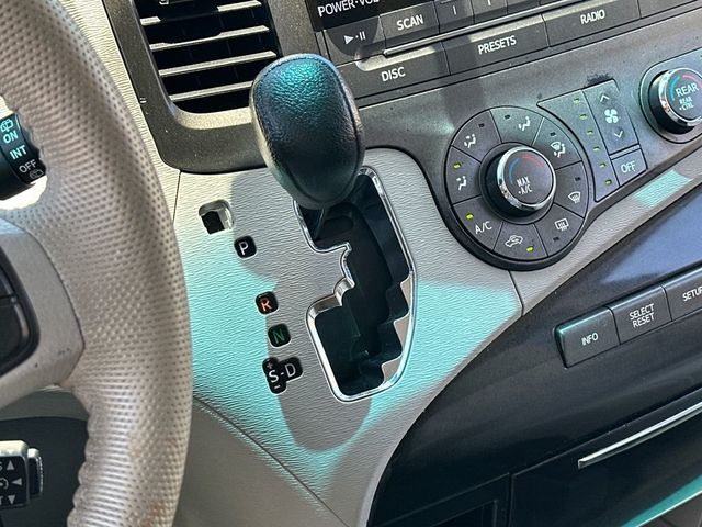 2012 Toyota Sienna Base - 23042291 - 17