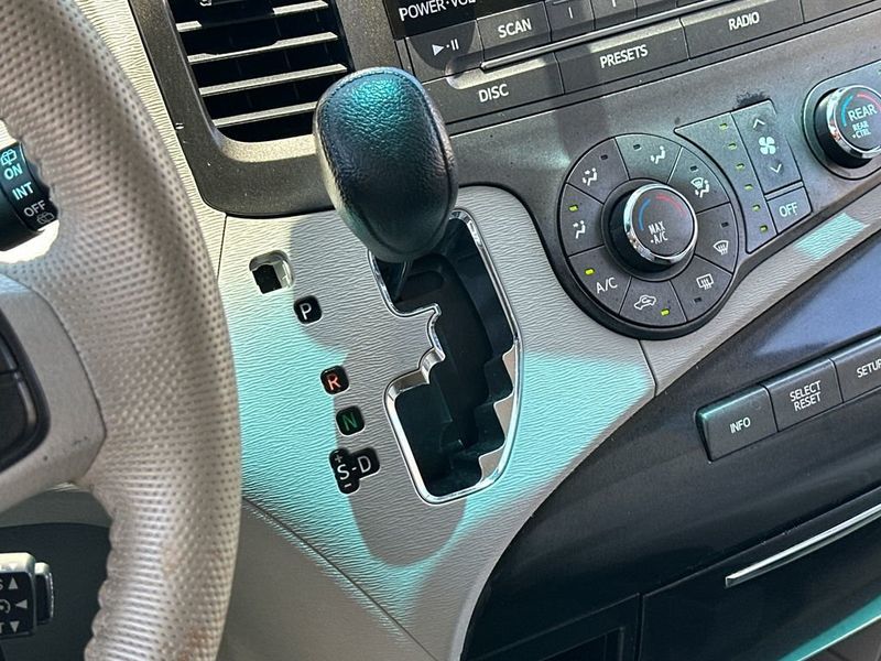 2012 Toyota Sienna Base - 23042291 - 17