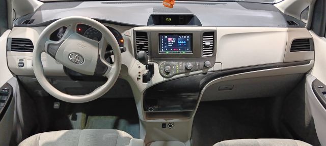 2012 Toyota Sienna BASE - 22911643 - 3