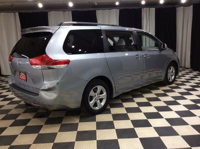 2012 Toyota Sienna Base - 22354803 - 5