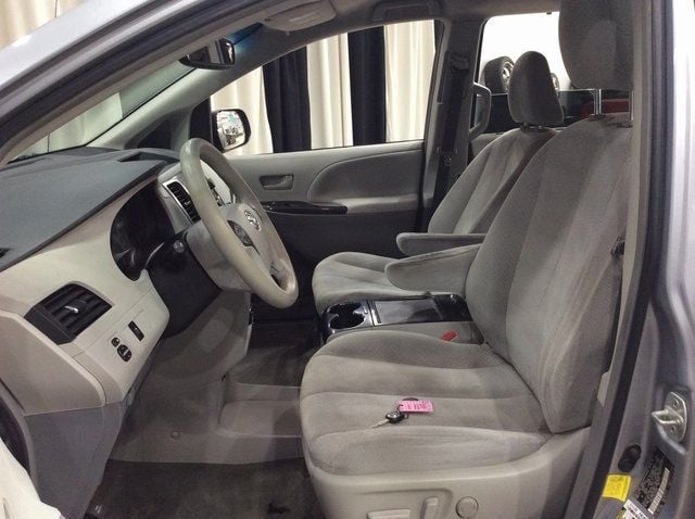 2012 Toyota Sienna Base - 22354803 - 8