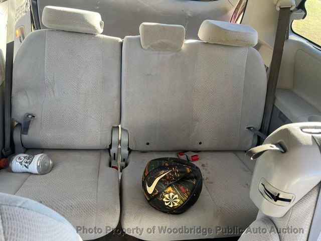 2012 Toyota Sienna LE - 22936501 - 23