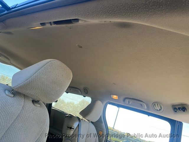 2012 Toyota Sienna LE - 22936501 - 24