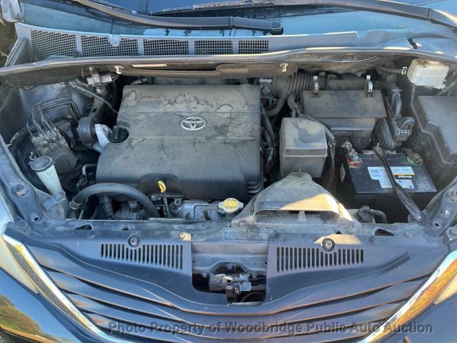 2012 Toyota Sienna LE - 22936501 - 34