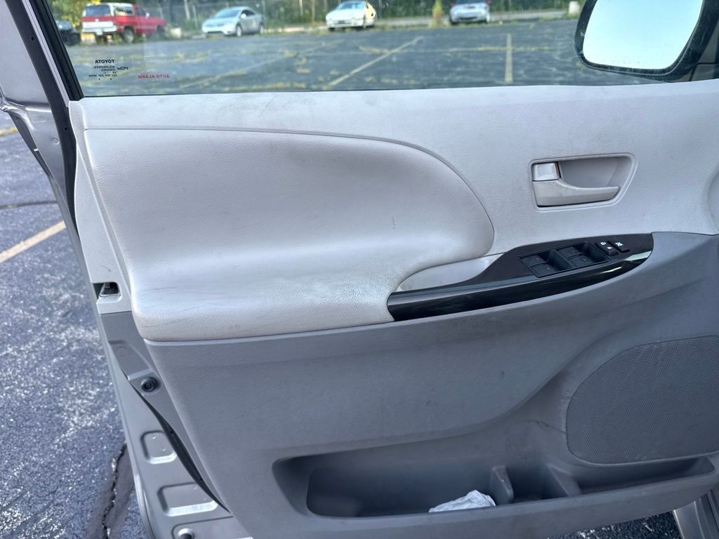 2012 Toyota Sienna LE - 23060036 - 9
