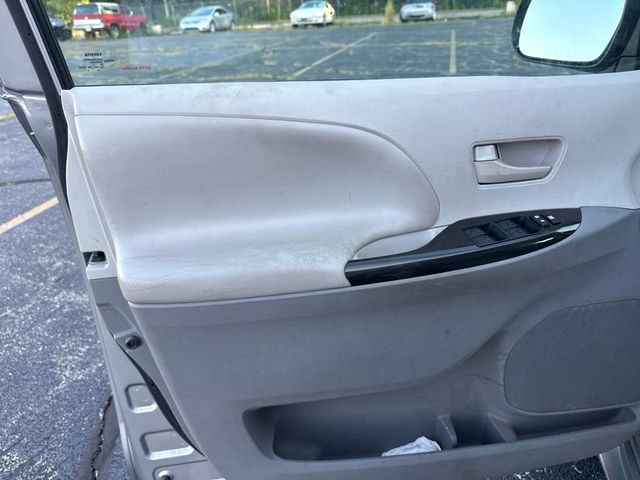 2012 Toyota Sienna LE - 23060036 - 9