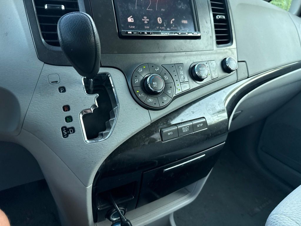 2012 Toyota Sienna LE - 23060036 - 15