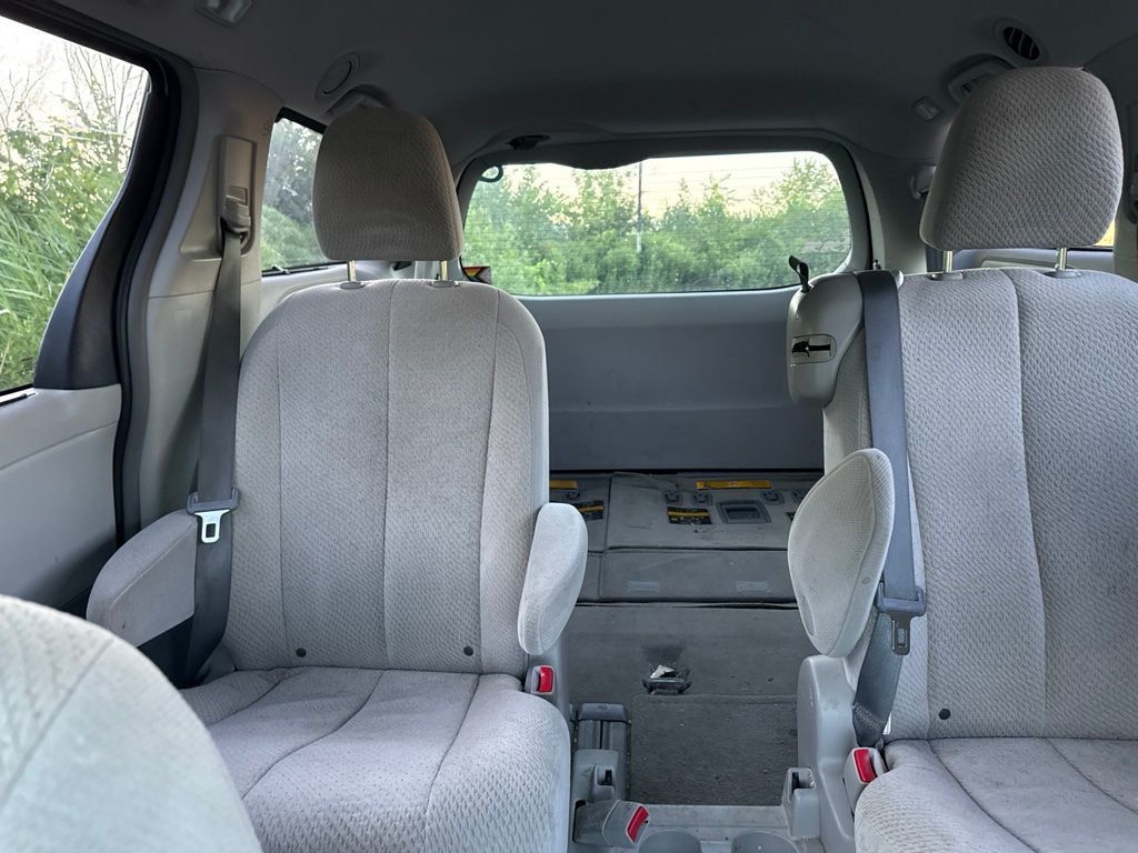 2012 Toyota Sienna LE - 23060036 - 16