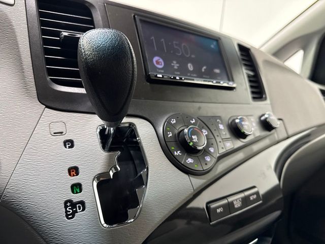2012 Toyota Sienna LE - 23060036 - 17