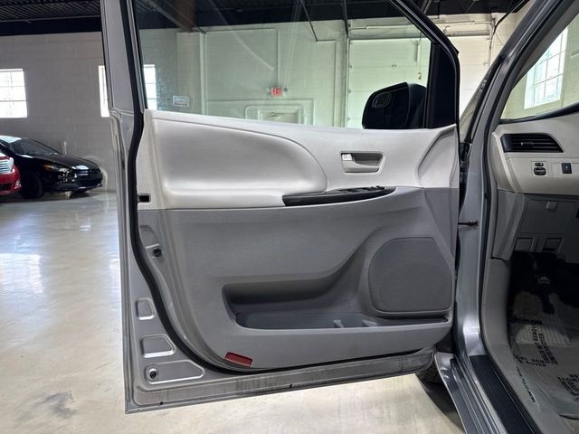2012 Toyota Sienna LE - 23060036 - 20