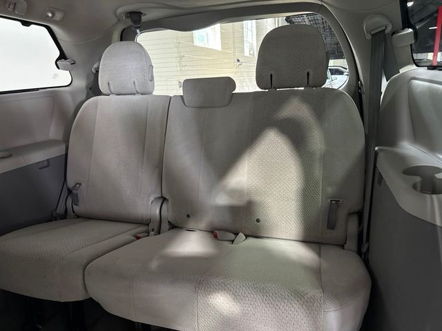2012 Toyota Sienna LE - 23060036 - 22