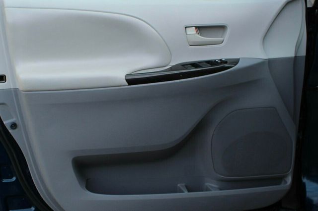 2012 Toyota Sienna LE 8 PASSENGER - 23020955 - 20