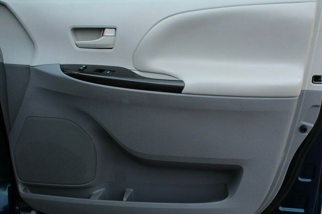 2012 Toyota Sienna LE 8 PASSENGER - 23020955 - 5