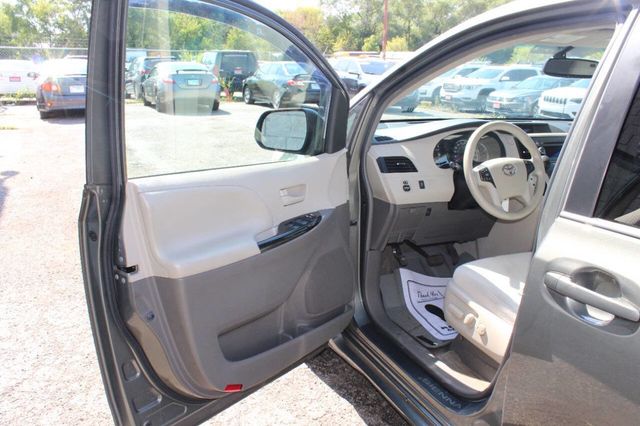 2012 Toyota Sienna LE 8 Passenger 4dr Mini Van V6 - 22918916 - 9