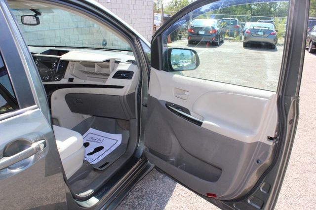 2012 Toyota Sienna LE 8 Passenger 4dr Mini Van V6 - 22918916 - 17