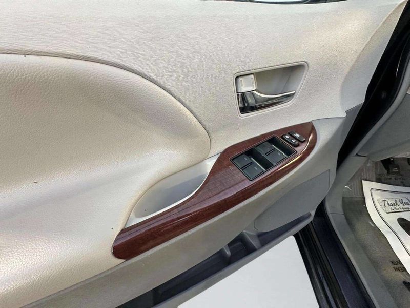 2012 Toyota Sienna Limited 7 Passenger 4dr Mini Van - 22937885 - 13