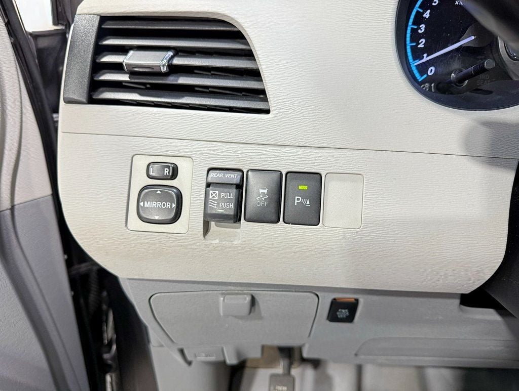 2012 Toyota Sienna XLE - 22922444 - 9