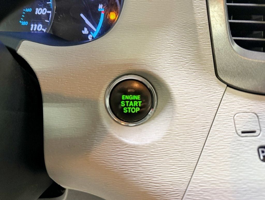 2012 Toyota Sienna XLE - 22922444 - 11